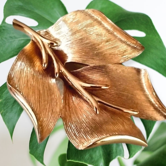 Vintage Signed MONET Brushed Goldtone Leaf Brooch - Picture 1 of 15